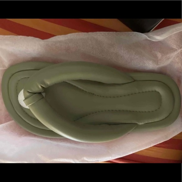 Zara inspired Minimalist Floater Thong Sandal in GREEN - Picture 4 of 7